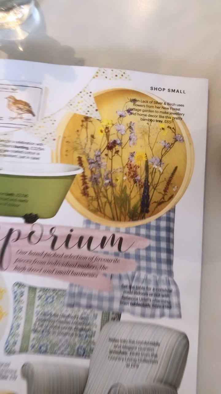 Thank you @countrylivingmag for featuring my real flower meadow serving tray in your May issue!!
This one has now sold but there are plenty more available now from www.silverandbirch.com
I’m going to sit back with a cup of tea and have a good read now, how are you spending your Sunday?
#sundayvibes #magazinefeature #countryliving #countrylife #servingtray #drinkstray #pressedflowers #kitchendecor #outdoorliving #summerentertaining #cottagecore #cottagecoreaesthetic #cottagestyle #meadow #floraldesign #floralmeadow #wildflowermeadow