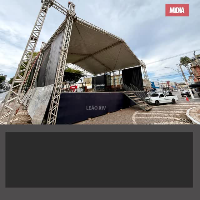 A estrutura do palco principal do Guaxupé Café Festival 2025 já está sendo montada na Avenida Conde Ribeiro do Valle, marcando o início das comemorações pelos 113 anos de Guaxupé. De 29 de maio a 30 de junho, a cidade será o centro de uma das maiores celebrações culturais do Sul de Minas, reunindo atrações musicais de destaque nacional, gastronomia típica, feira de artesanato e atividades voltadas à valorização do café — símbolo da identidade local e motor da economia regional. Veja a reportagem na íntegra >>> link na bio