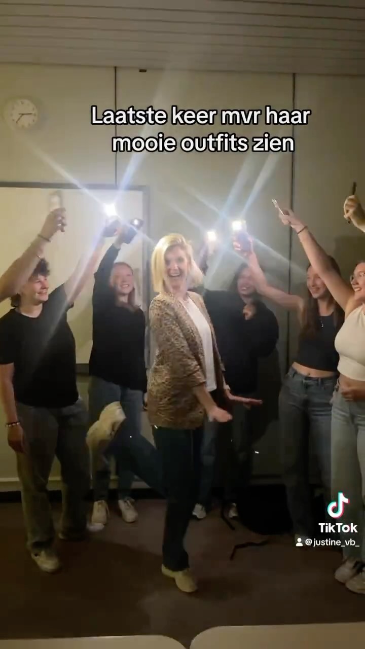 Vandaag was de laatste lesdag voor onze zesdejaars uit de doorstroom finaliteit. Zoals je kan zien zullen ze heel wat missen bij ons op school 😉
Veel succes met jullie examens! 🍀