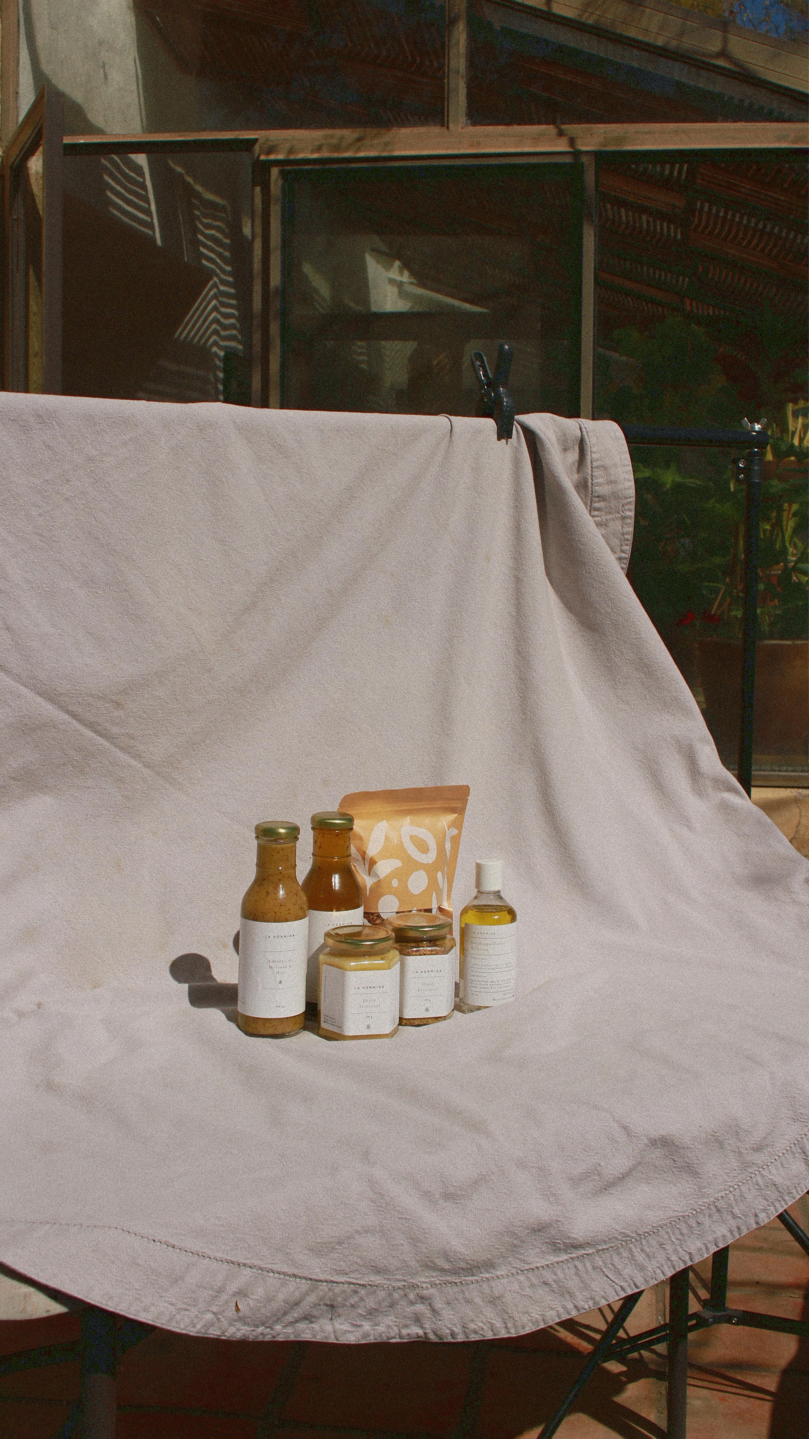 Dijon Artesanal hecha en casa directo a tu mesa, utilizo una mezcla de semillas de mostaza amarillas y cafés que le dan el sabor ideal sin ser tan picante. Ponle a todo! #huertolahormiga