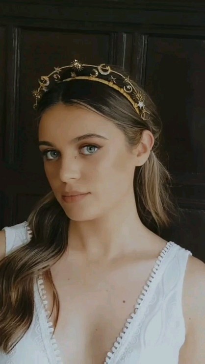 Channeling celestial magic ✨ Just finished crafting my stunning Cassiopeia headpiece adorned with golden stars and moons for a lovely UK bride and thought I'd bring you along while i make it. Perfect for all the starry boho brides and celestial weddings out there! Each crystal star and moon is meticulously handcrafted, making each piece as unique as your own love story. Shine bright like the star you are 💫
.
.
.
#CelestialBride #StarryBoho #HandcraftedMagic #CelestialWedding #StarryBride #GalacticLoveStory #CosmicNuptials #MoonlitMatrimony #StellarRomance
#AstrologyWedding #StarlitUnion #HeavenlyHitched
#CelestialElegance #CosmicCouple #weddings #weddingheadpiece #bridalheadpiece #bridal
#SkyboundSoulmates #ConstellationCeremony
#EtherealExchange #DivineUnion #SpaceLove
#CelestialVows #StardustSerenade
#GalaxyGathered #AstralAffair #weddingaccessories
.
.
@eleonoracan
@jodiemakeupuk
@bridalserendipity
@shikobabride
@flixton_house