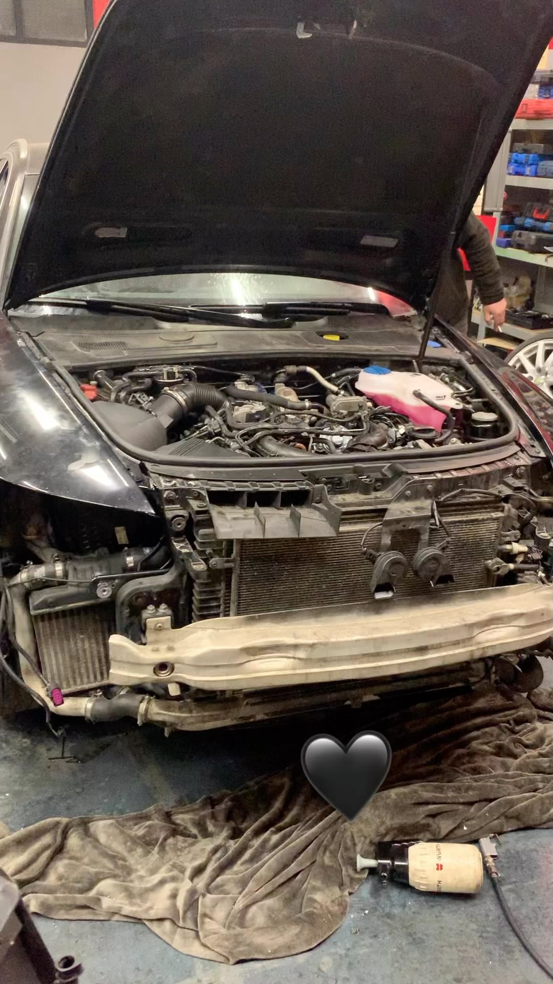 Je v autě a vrčí 😁 🖤
3.0 Tdi Asb po generálce motoru
.
#audi #audia6 #guattro #diesel #repair #v6 #black #avant #winter #brno #brnoslatina #work #mechanic #instaphoto #job #car #instagood #germany #germanycars #vw #skoda #seat #czech #czech #czechboy