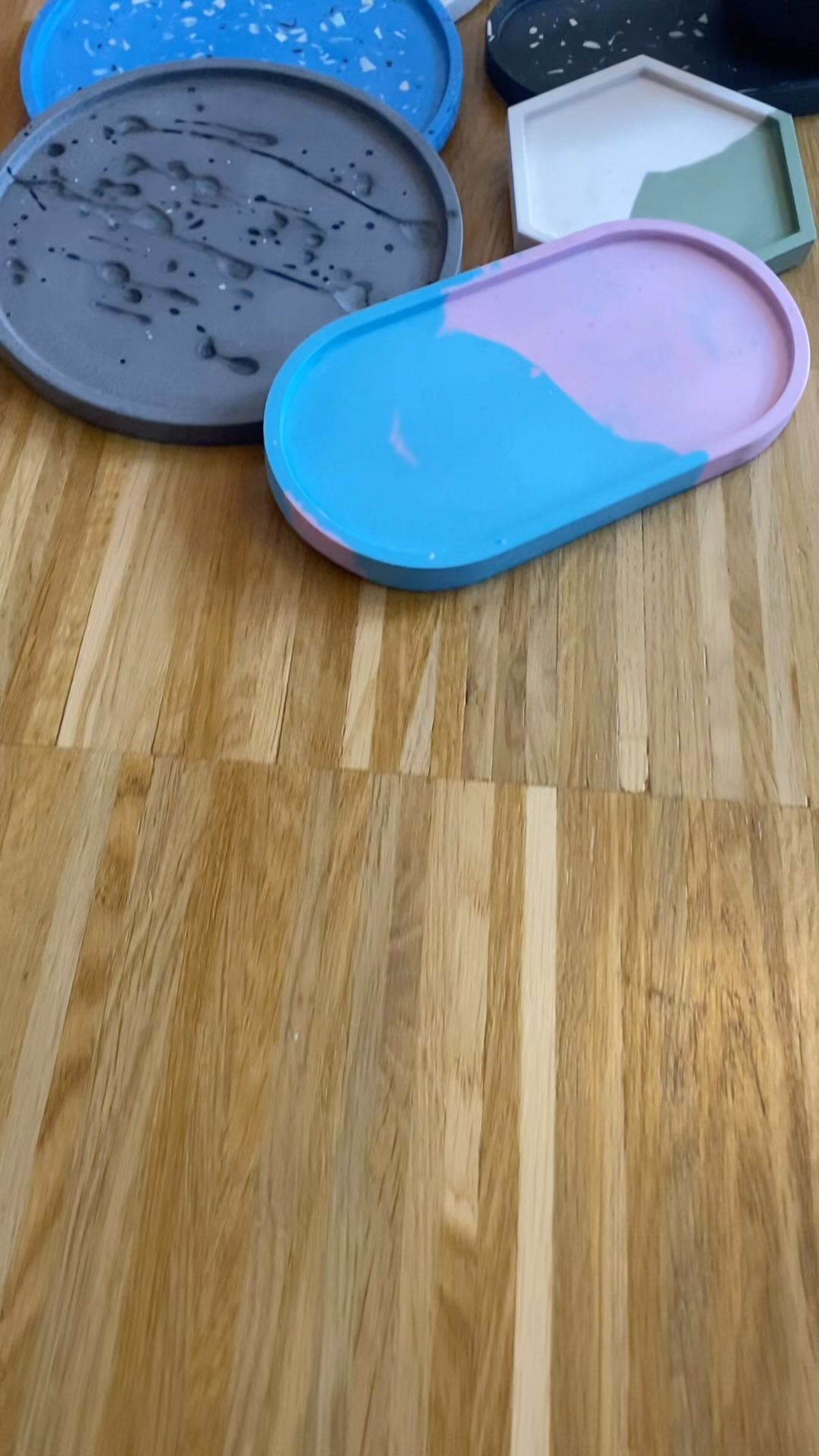 Hey Leute, wir sind am Sonntag 17. März ab 11:00 Uhr mit unserer andren Leidenschaft am @kreativmaerkte_basel . Kommt vorbei und holt euch ein paar wunderschöne Untersetzer oder eine schimmernde neue Schale für eure Stifte im Büro. 😉