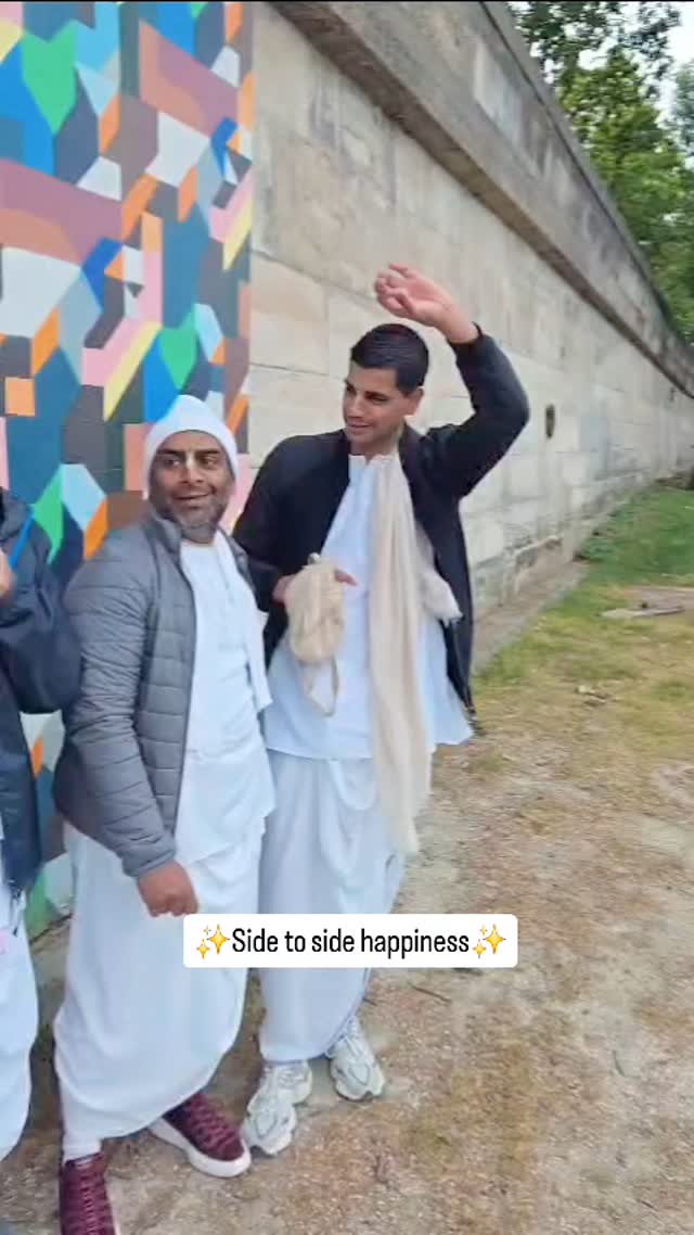 Side to side happiness with Srila Gurudeva ✨️❤️
.
#paris
#france
#krishna
#krishnabhakti
#bhaktichakor
#vanamadhuryam
#jaygurudev