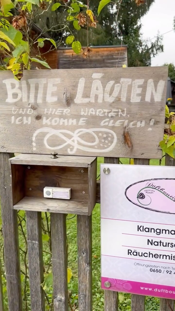 Wir hatten das Vergnügen, die wunderbare Alexandra in ihrer @duftboutique im idyllischen Frauental an der Laßnitz zu besuchen. Gemeinsam mit ihrem Fachwissen und unserem hochwertigen Honig haben wir etwas ganz Besonderes für euch kreiert. Freut euch auf ein einzigartiges Duscherlebnis – bald erhältlich! 🌼🤍🤫
*
*
#HonigSeife #Naturkosmetik #Naturpflege #BioPflege #HandgemachtMitLiebe #RegionaleSchätze #Naturprodukte #ÖsterreichischeNatur #DuftausderNatur #BioHonig #HandgemachtInÖsterreich #NatürlichSchön #HautpflegeAusÖsterreich #BienenLiebe #ÖsterreichischeQualität #SanftePflege #NatürlicheSchönheit #HonigLiebe #NachhaltigeKosmetik #ÖkoPflege #RegionalProduziert #Naturliebe #DuftErlebnis #Bienenkraft #wissenausdernatur