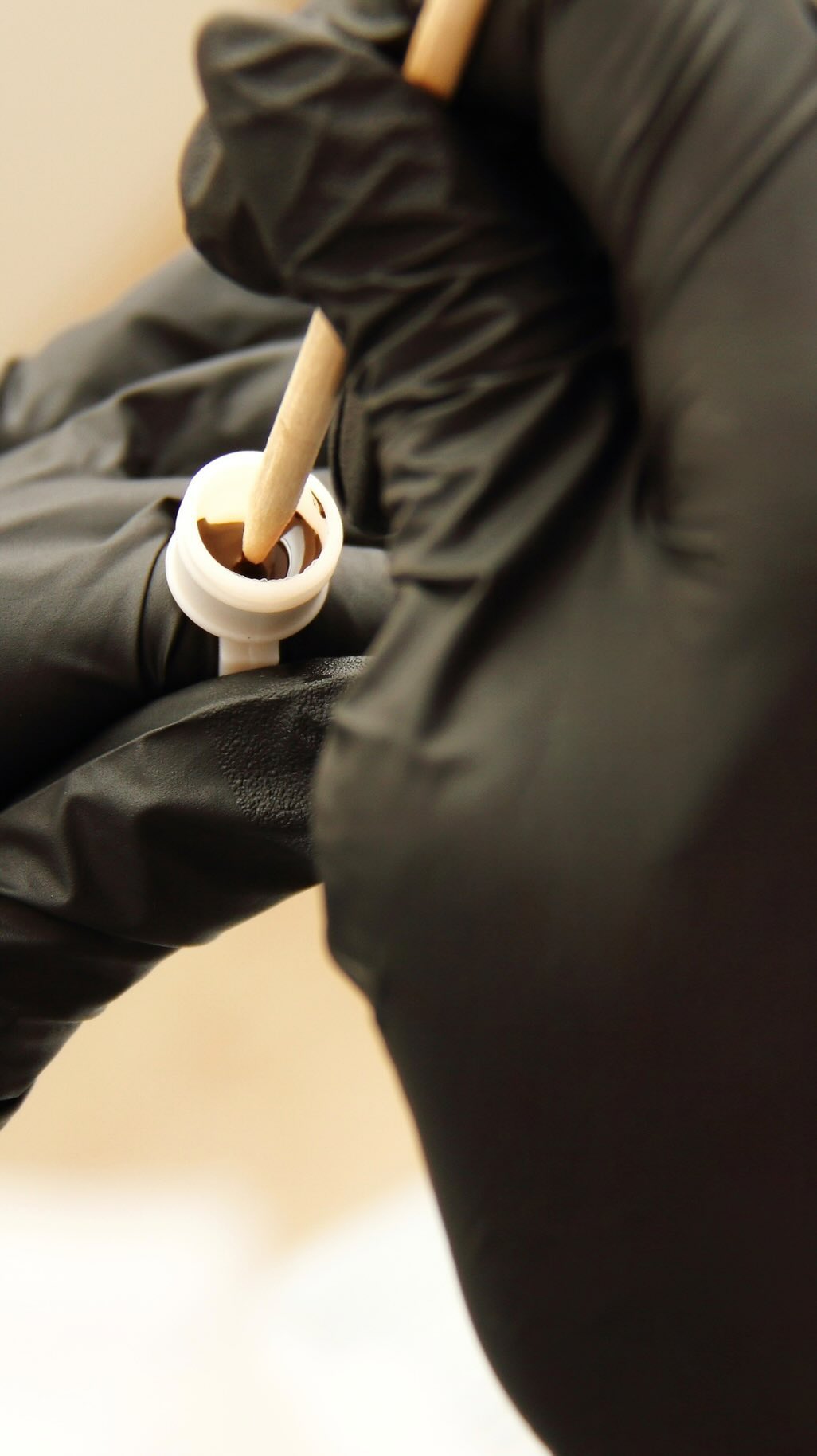 El Microblading es una técnica semipermanente de maquillaje que consiste en dibujar y rellenar las cejas mediante pequeñas incisiones superficiales en la piel. Con esta técnica se logra un aspecto natural y definido en las cejas, ideal para aquellas personas que desean mejorar su forma y densidad. ¡Lucir unas cejas perfectas nunca fue tan fácil!
¿Y tú, has probado el Microblading? ¡Cuéntanos tu experiencia!