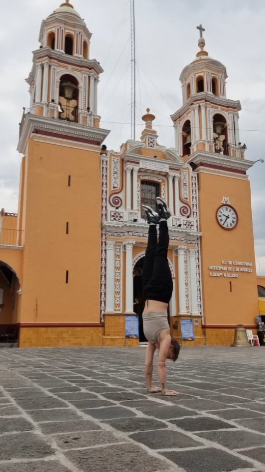 Cholula aquí estoy🤸🏼
#yoga #manolayoga #handstandeveryday #yogaeverywhere #yogaeverydamnday #handstandlove #travel #yogajourney