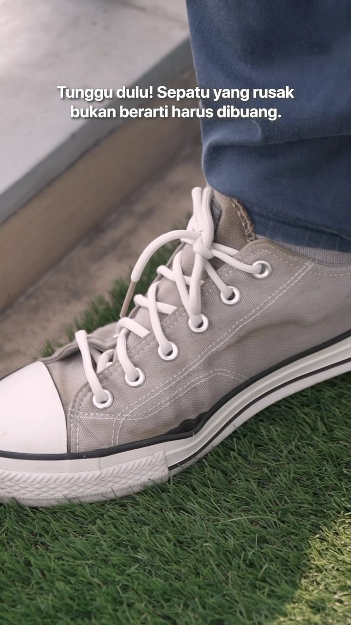 Sepatu kesayangan kamu mulai rusak? Jangan langsung dibuang ya, Sahabat Cinta Bumi.
Segera perbaiki sebelum kerusakan semakin parah. Gunakan saja lem perekat yang kuat untuk memperbaiki dan mengembalikan fungsinya.
Dengan sedikit usaha, kita bisa hemat dan bantu jaga lingkungan sekitar💚🌍
#cintabumi #cintabumiproject #emisikarbon #littlethingsmatter #zerowaste #bumihijau #sustainablelifestyle #sustainableliving #environment #ramahlingkungan
