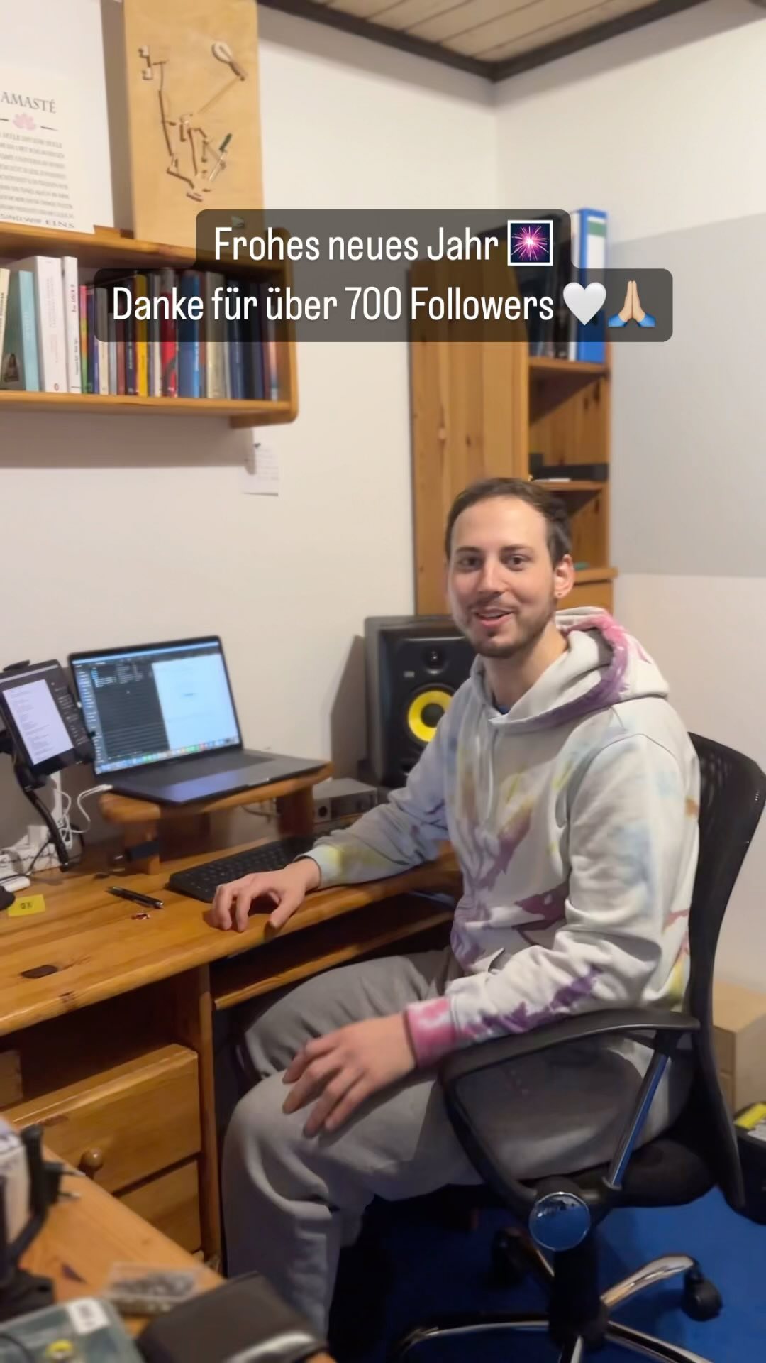 🎆 Happy 2024 🎆 Freunde, ein wundervolles Jahr liegt vor uns, und wir starten mit über 700(!) Followern in dieses Jahr, danke dafür!! 🤍 hier kommt ein Ausschnitt meines ersten Songs dieses Jahr - „wouldn’t buy it“ - inspiriert von einer wahren Größe der Musikgeschichte. 😉 viel Spaß und habt es gut! 🫶 #songersongwriter #musiker #theoklattenhoff #sinatra #thatslife #gitarre #gesang