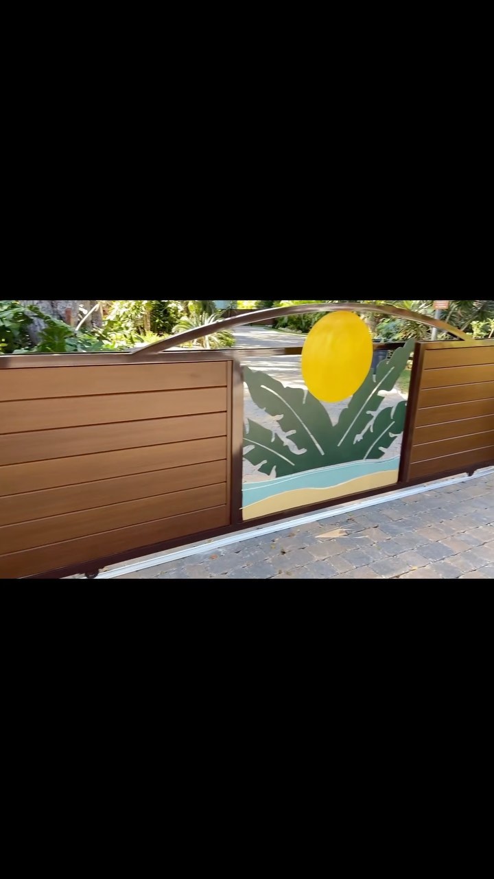Keyzy breezy all aluminum with custom wood grain paint, motorized gate and boarder fences for these great customers in Key Largo. Thank you, so glad you love your new front façade. #fencing #fence #aluminum #floridakeys #knowafenceguy #knowafenceco