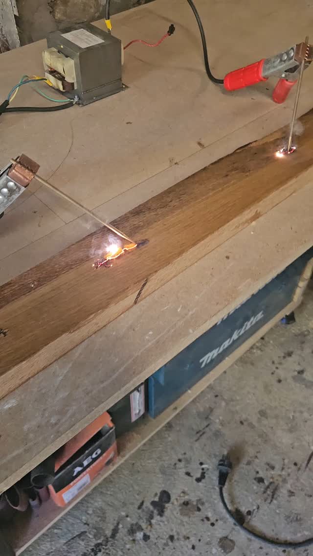 Premier test d'une figure de lichtenberg concluant !
#wood #woodworking #artisanatfrancais #autoentrepreneur #lafabricdard #epoxyart #