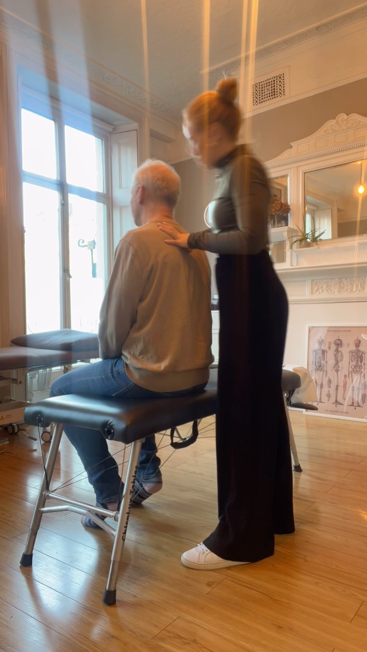 As long as I can remember my dadโs always been the one who fixes everything around the house including the smallest jewellery locks we broke as kids ๐ซถ๐ผ all while finding himself in awkward positions/angles. Heโs also very active sports wise ๐โโ๏ธ He sees his Chiropractor & massage therapist in Switzerland on a regular basis because of this. It was a proud moment for me having him see my solo project this weekend while in London ๐ฅฐ