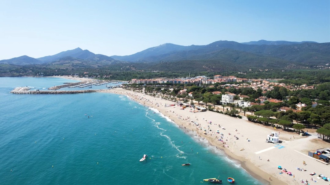 Nos tournages d'été commencent dès ce weekend ☀ ! Plusieurs équipes vont sillonner la France pour rencontrer des Français en quête d'aventures et de dépaysement mais aussi pour suivre des histoires insolites et atypiques.
Merci à nos journalistes, nos chef op présents sur le terrain en juillet et août ! Merci à nos monteurs qui vont également tout mettre en oeuvre pour que nous soyons prêts à diffuser à la rentrée 📺 🤙 ! Et merci à notre chargée de productions pour qui la tâche a été coriace !
Journalistes : @julie.journaliste, @juliethierry, Adeline grunberg, @marinechass, @lilyeclimont
@clemencebrgd, @claireleisink, @tippi_hedren
Chef op : François Chevré, @petitpullmarine , Thomas Vaillant, Manu Belloc, Marion Lippmann
Montage : @viiirgiiin
Chargée de post prod : @mts_emilie
Producteurs : @franckmorlet et @nicolasbarsikian
#tournage #été #productions #télévision