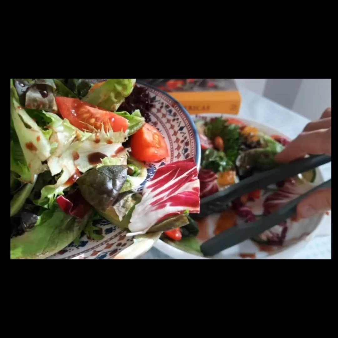 Quick lunch for a lazy day: Grab a pre-packaged salad, add nuts, oranges, or your favorite toppings, and drizzle with pomegranate molasses.
#cornedor #thebettermediterraneanpantry #pomegranatemolasses #pomegranatesyrup #sweetpomegranatesyrup #london #londonfood #uk #ukfood #smallbusiness #food #cooking #middleeasternfood #mediterraneanfood #mediterranean #mediterraneandiet #salad #dressing #nuts #easylunch #lazylunch