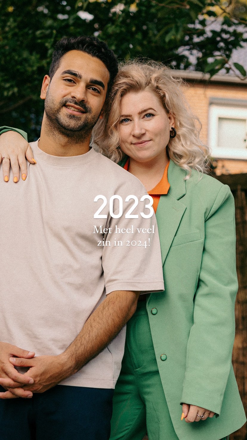 Ik wil graag nuanceren en ook negatieve kanten tonen op Insta. Als je me al een tijdje volgt heb je mij vaak genoeg zien huilen…
Maar ik kan het niet anders zeggen: ik heb echt een succesvol 2023 gehad! Succesvol in de zin van dat ik knopen heb doorgehakt (gestopt met sieraden), het (onverwachts) heel erg naar mijn zin heb gekregen op mijn werk, mezelf trots heb gemaakt omdat ik veel heb gepresenteerd in het Engels, ik het allerbeste jaar ooit heb gehad met Ham (mijn vriend) en ik merk dat ik nog meer ruimte had om andere mensen te helpen, omdat ik zelf rust, vrijheid en vertrouwen voelde. Een privilege waar ik me meer dan ooit bewust van ben.
Hoe kijk jij terug op 2023?
Proost op nog veel meer burgerlijke avonturen in 2024✨🫶🏼