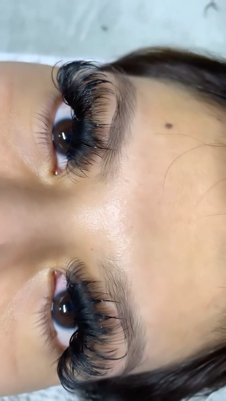 This whispy spiky set is stunning ๐คฉ #bradentonlashes #sarasotalashes #tampalashesโ๏ธ #tampalashes #miamilashes #atllashes #houstonlashes #tampalips #sarasotalips #hyaluronpen #whispylashes #megavolume #falllashes #classiclashes