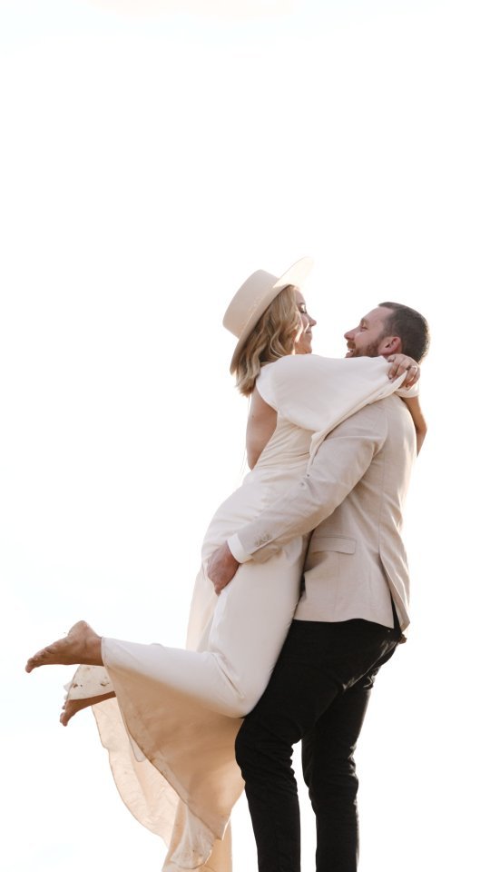 Christie & Hayden 🐚
It was an absolute delight to be able to capture Christie and Hayden's celebration of their love 💕😍
Venue @talm.beachhouse
Photography @sherimcmahonphotography
Hair & Makeup @empire_artistries
Styling and Florals @opulenteventsau @a_beautiful_occasion
Celebrant @sarahchippindalecelebrant
Catering @the.wilderness.chef
Platters @sharpandcoplatters
Bar @wildivorymobilebar
Music @sophieclaire_music
Cake @spodelinewcastle