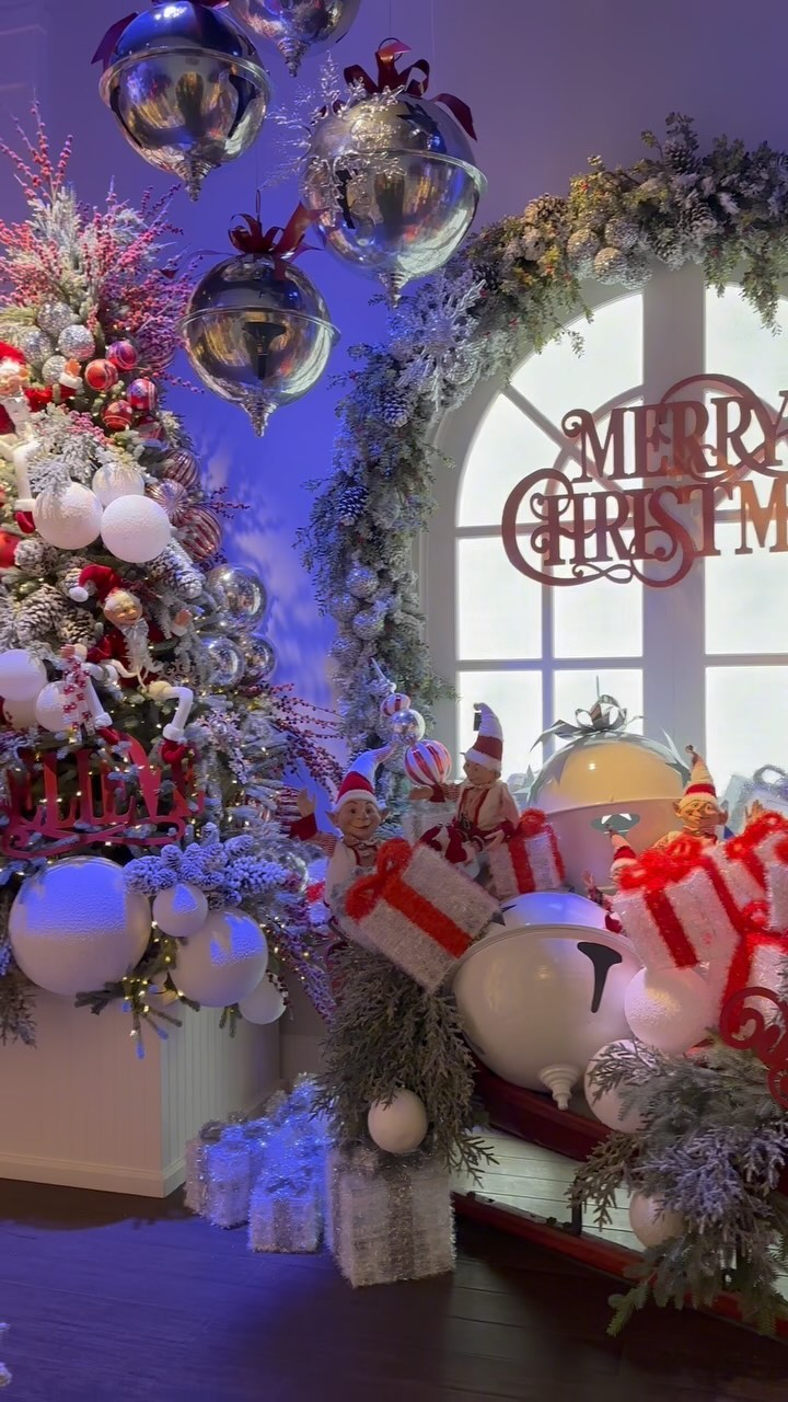 Ecliss Milano ha gia portato il Natale in città ♥️ #ecliss #eclissmilano #arredamentonatalizio #natale #nataleamilano #milano #addobbi