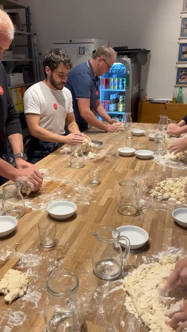 Not your average night out. 🍕
You, the dough, and a real pizza oven. Learn the tricks, make a mess, eat the best.
Scuola Volante is where pizza dreams get real.
#scuolavolante #pizzaschool #pizza #thepizzaguy #discovolante #prontovolante #wien #pizzaworkshop #viennaactivities #pizzaworkshops #foodie #pizzalovers #cookingschool #pizzatime #pizzaexperience #neapolitanpizza #viennafoodie #pizzavibes #fromdoughtocrust #pizzaclass #datenightvienna #teamactivity #thingstodoinvienna #diydinner #homemadepizza