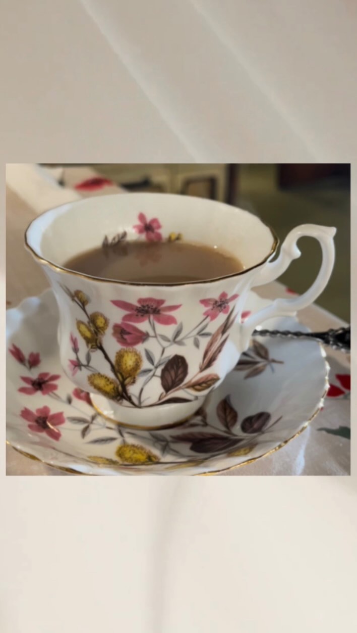 Quick teatime tips! 🫖
✨Keep that teapot lid secure by holding it with 2 fingers when you pour (they don’t always sit nicely on the teapot and can be wobbly)
✨As with any bread at the table, we always break it (over the plate), not cut it.. that includes scones! 😉
#afternoontea #fingerfood #tea #teaetiquette
#diningetiquette #manners #mealtimemanners
#etiquette #etiquettetips #etiquettecoaching #etiquettetraining #etiquetteexpert #etiquetterules #etiquettetrainer #etiquettelessons #businessetiquette #etiquettecoach #etiqueta #british #britishtea #teatime #teapot #creamtea