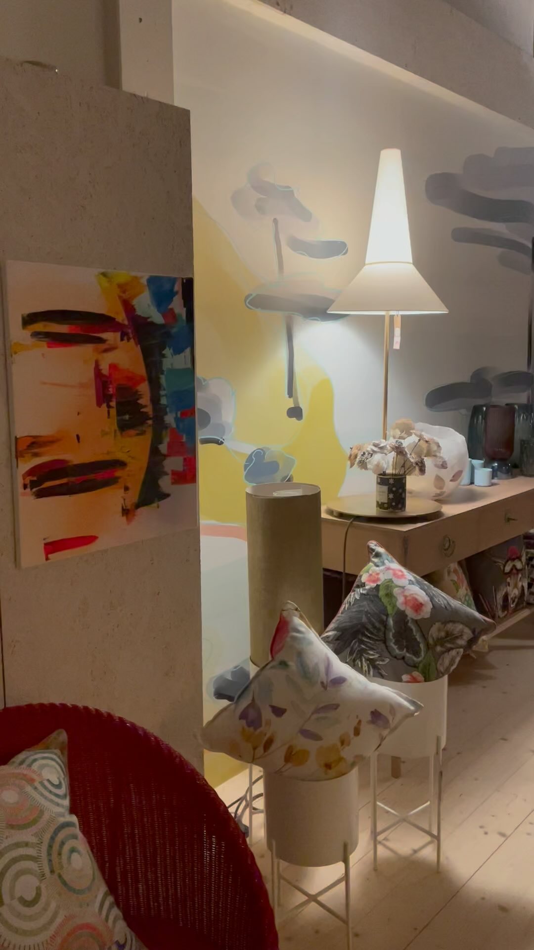 #nettoyagedeprintemps l’aspirateur est resté en plan 😅#showroomdesign #tablepopart #tabledecor #decoration #architecturedesign