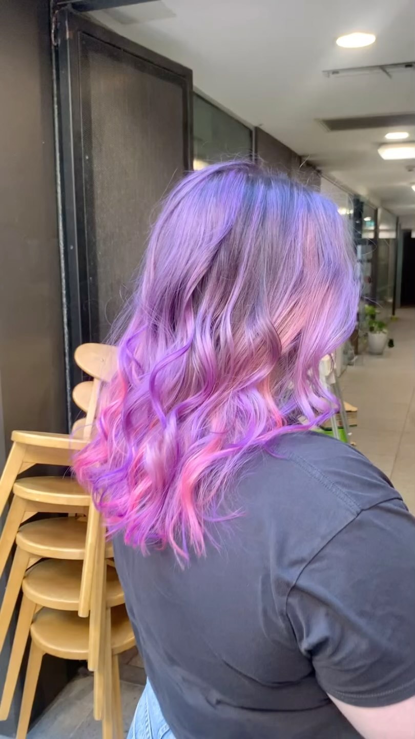 Diving into a world of hues with this mesmerizing blend of pink and purple hair! 💖💜 It’s more than just a hairstyle; it’s a vibrant expression of individuality and creativity. Embracing the spectrum of colors, because life is too short for anything monochrome. 🌈✨ Join me in celebrating the beauty of uniqueness! #PinkAndPurpleHair #ColorfulExpression #LiveInColor💕 using @goldwellaus Elumen