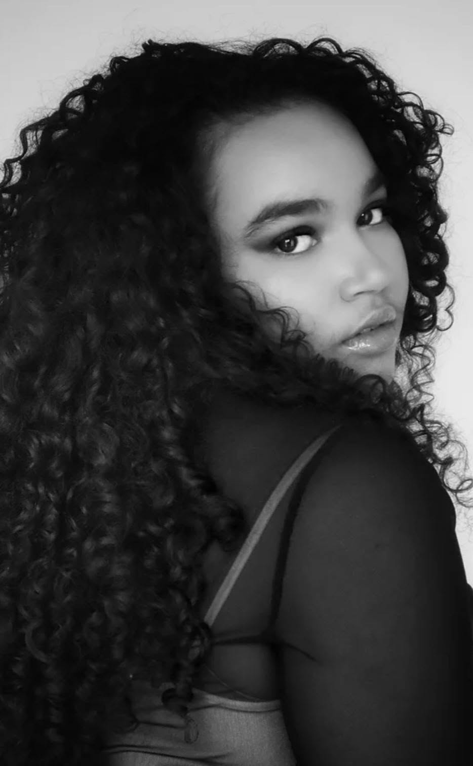 Depuis toute petite, Meï-Ly prend des cours de danse.
Du Classique au Modern' Jazz en passant par les Claquettes et le Flamenco, c'est cette diversité de style qui fait sa force.
Après plus de 15 ans passé en Guadeloupe à se former dans plusieurs styles, elle décide de quitter son île natale à 17ans pour faire de sa passion son métier. Elle intègre l'Académie Internationale de Comédie Musicale (AICOM) à Créteil pour se former en Chant, Danse et Théâtre.
Grâce à son travail et sa persévérance, elle a la chance de participer dès sa première année à Paris au Salon du Chocolat en temps que danseuse. Depuis, elle décroche le 1er rôle dans le spectacle Jeune public “Erwan et le Cheval de Lune” et elle découvre aussi l'univers de l'Opérette avec la compagnie des Mus'art avec qui elle fait plusieurs spectacles en temps que choriste, danseuse et rôle.
Bien que passionnée par la scène, elle obtient en parallèle de sa carrière d'interprète un diplôme de maquilleuse professionnelle et continue de développer sa palette d'artiste.
Depuis, elle enchaine les projets divers et variés et s'essayant à plusieurs choses. Actrice dans des court-métrages, comédienne dans des maisons hantée ou encore maquilleuse sur des tournages, elle continue d'exercer sa passion sous toutes ses coutures.
Pour suivre cette artiste c'est par ici @_.mei.ly._
Professionnel du spectacle, vous souhaitez contacter cette artiste ? Rdv sur notre site / Lien en bio
#danseuse #spectacle #ohlartiste #chanteuse #comédiemusicale #comédienne #aicom