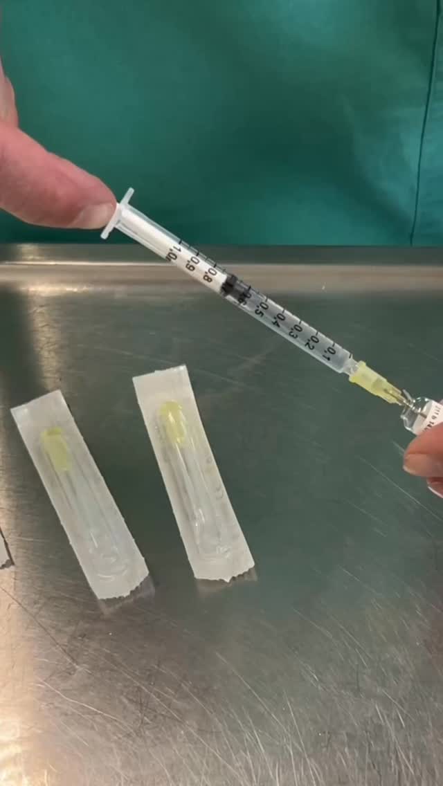 Du kämpfst mit feinen blauen Äderchen an den Beinen? Die Sklerosierung ist eine schnelle, effektive und nahezu schmerzfreie Lösung! 💉✨