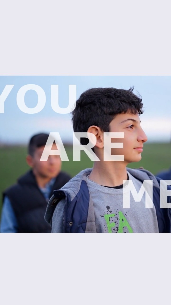 ho cambiato un poco lo stile dei video.
Mi pare una comunicazione più diretta, è un video con un messaggio chiaro (ho messo direttamente le frasi sul video), c'è anche un po' di pretesa di modernità...con i mezzi standard che ho a disposizione, certo .
Non voglio insegnare niente.
Questo video non aggiunge nulla di nuovo a quello che si sa - che si dovrebbe già sapere.
Lo dice in un altro modo.
Finché il messaggio non raggiunge - non dico gli occhi, ma i cuori, le coscienze- finché non agisce, varrà la pena di trovare nuovi modi per esprimerlo e condividerlo.
La Natura è sacra, noi siamo Natura
Tu sei Me, siamo tutti Uno
Bisogna vivere insieme, in pace.
#messaggiodipace #consapevolezzadise #rispettarelanatura #rispettarelavita #nongiudicareunlibrodallacopertina #nongiudicare #tuseime #noisiamouno #amaresestessièliniziodiunalungastoriadamore #432hzfrequency #432hzmusicartist #432hzpiano