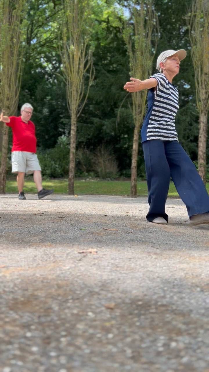 Freies Training im Park! Mit den Bewegungen die dir Spaß machen, den Sommer genießen. 🌼😁
.
.
.
#summerfeeling #enjoywithmoves #taichi #qigong #taichiqigong #relaxsummer #joy #spaßanbewegung #bewegungimpark #draußen #goodvibes #freudeamleben #gutelaune #besserleben #innerbalance