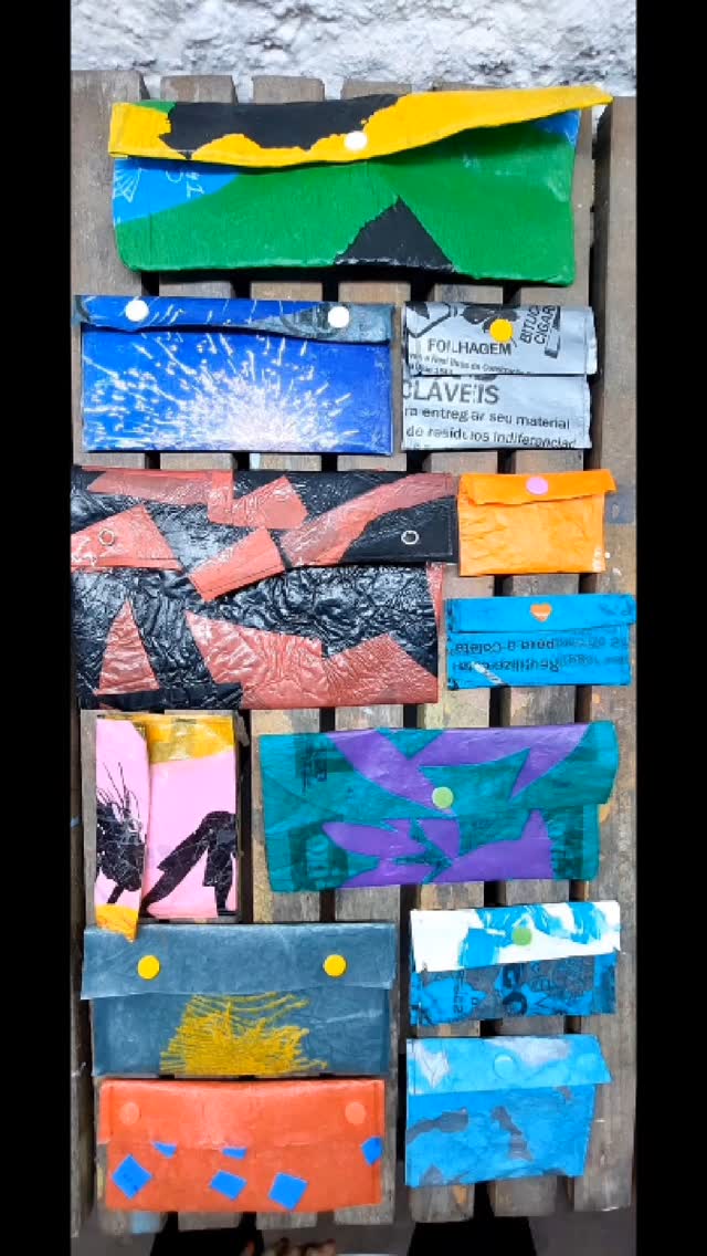 Transformando a Semana do Meio Ambiente em Ação com a #maravilixo!
A primeira semana de Junho, juntamente com o Dia Mundial do Meio Ambiente (05 de Junho), é um convite para repensarmos o impacto da atividade humana no planeta.
A maravilixo acredita que a sustentabilidade não pode ficar só no discurso e na teoria.
Ela precisa virar prática!
E é aí que entramos:
Levamos oficinas criativas e conscientes para sua empresa, escola ou evento, transformando educação em prática e resíduos em soluções!
No vídeo, você confere um pouco dos nossos preparativos para uma das ações que realizaremos na semana que vem: nossa oficina de upcycling com sacolinhas plásticas!
Nela, ensinamos os participantes a criarem "tecidos" plásticos e, a partir deles, produtos incríveis, como chaveiros, ecojóias e essas bolsinhas tão estilosas quanto sustentáveis! 💚
Mais do que uma atividade, é uma experiência que inspira mudança, porque cuidar do Meio Ambiente não é só urgente, é também inovador, cheio de oportunidades e um compromisso com as gerações futuras, dos seus filhos e netos!
Quer levar essa ideia para sua equipe a qualquer momento, além da Semana do Meio Ambiente?
Vamos juntos transformar consciência em ação! ✨
👉 Entre em contato e descubra como nossos serviços podem fortalecer a cultura sustentável da sua organização!
#educaçãoambiental #semanadomeioambiente #sustentabilidade #esg #regeneração