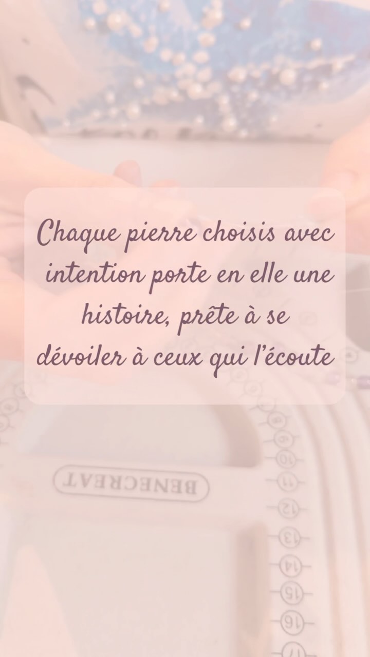 Chaque pierre choisie avec intention renferme un secret, une leçon, un murmure du passé. 🌿✨
Vous n’avez pas besoin d’être un expert pour entendre leurs histoires.
Vous pouvez fermer les yeux, respirer profondément, ouvrir votre cœur et vous connecter à la pierre choisie pour la laisser vous transmettre son message.
Avec de la patience, et de l’expérimentation, vous serez surpris par ce que vous pouvez apprendre.
#lithothérapie #messagedespierres