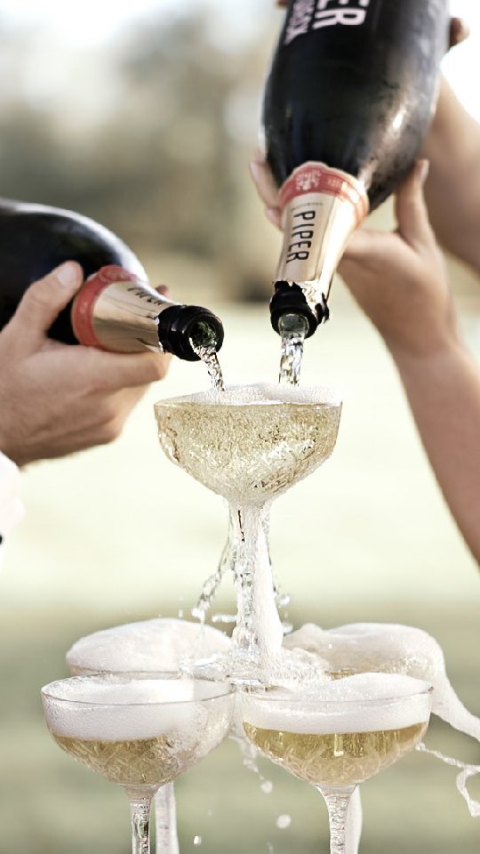 Champagne towers get me every time 😍😍