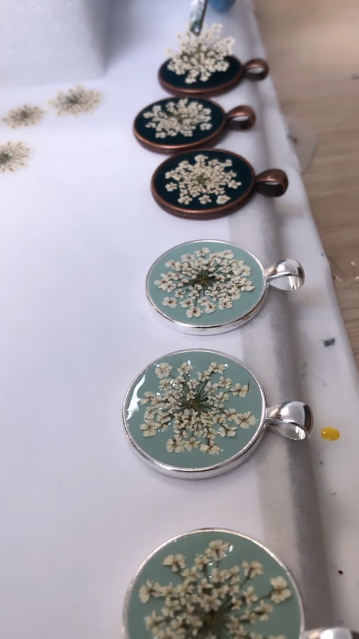 All the greens today, from this gorgeous pale sage, to the rich forest green on copper. Here I am applying the pressed Ammi majus flowers, homegrown from my cottage garden. Next I’ll apply a glossy resin top coat, add the chains and these little necklaces will be good to go! 🙂
#processvideo #resinjewelry #resinpour #resinpendant #ammimajus #realflowers #realflowerjewelry #pressedflowers #bohostyle #festivalfashion #floralfashion #floraljewellery #greenjewellery #mintgreen #forestgreen