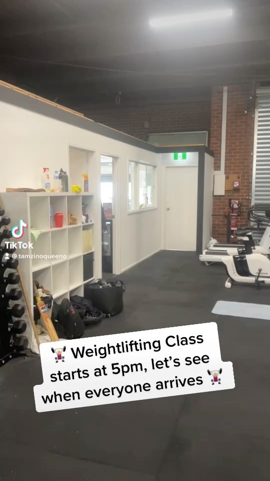 A little bit of Monday fun with some of the squad 💁🏼♀️🏋🏼♀️🤣