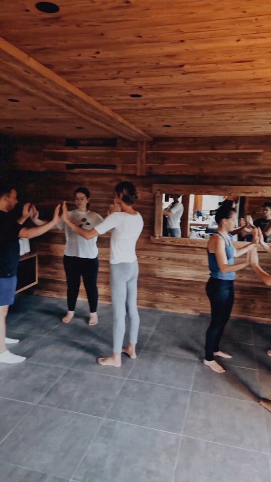 𓋹 __ Retraite Wei Qi __ 𓋹 Yoga & Boxe
Un moment suspendu...loin des agitations et de ce climat anxiogène.
Énorme gratitude envers toutes ces âmes qui nous ont fait confiance pour vivre et partager ces instants de détente et de folie vers une conscience éveillée d'un monde plus doux et plus subtil en chacun de nous.
Merci à cette équipe de choc :
@marine_flowyoga
@michel.a_972
@cocohumb aux fourneaux
@cosmicdealer pour les petites gourmandises offertes à nos élèves.
__
#maisonholistique #ozamefamily #flowyoga #yogaspirit #boxechinoise #ozameretreat #wellnessplace #energeticharmony #immersivexperience #taomovement