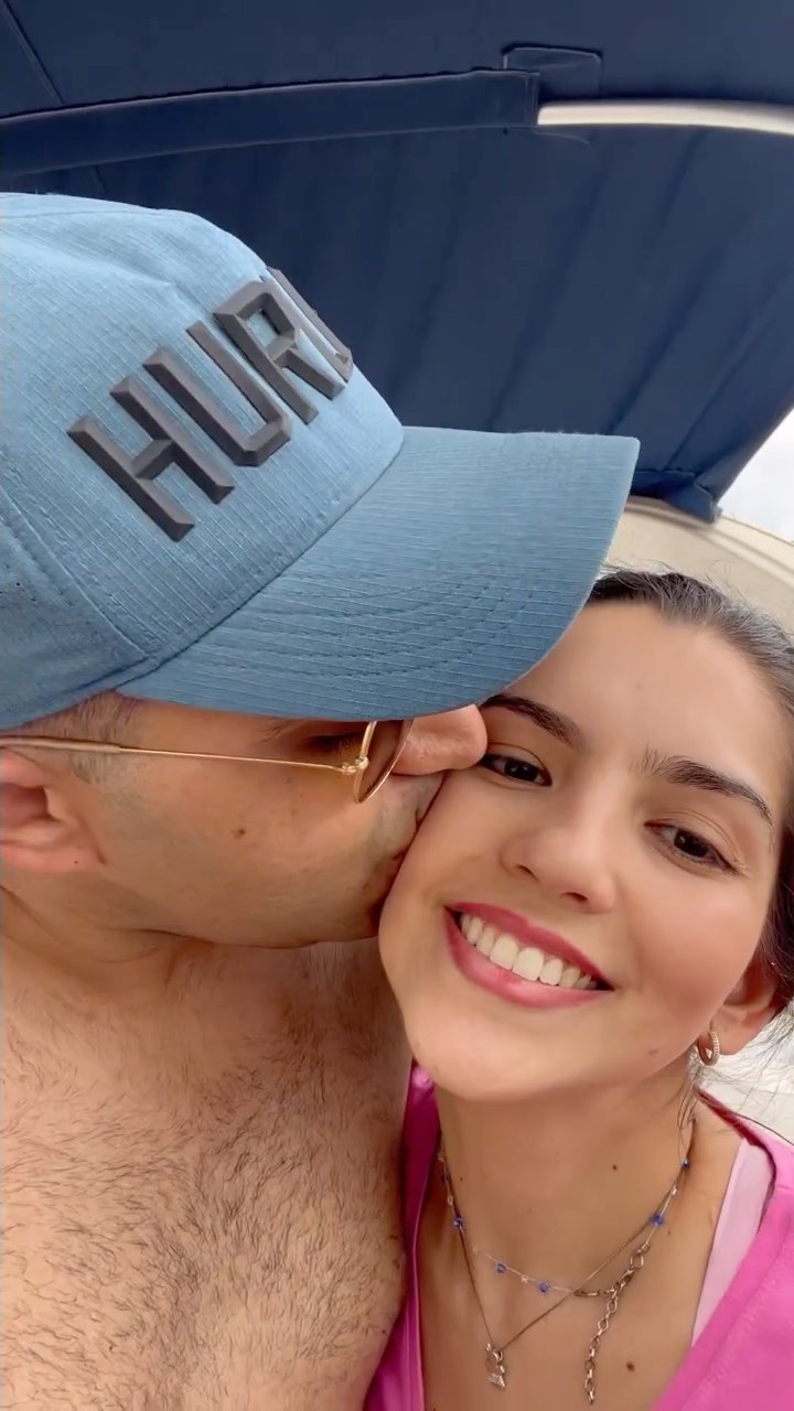 E um belo dia conheci o amor da minha vida na igreja . Quem nunca amou até hoje , já até mesmo brigou, e no final namorou,e casou ou ainda vai encontrar o grande amor . Desejos a todos que encontre o amor , é preciso aprender a Amar. Afinal sempre somos recompensados pela nossa boa vontade, nossa paciência equidade, ternura, para com que é estranho, na medida em que a estranheza tira lentamente o véu e se apresenta como uma nova e indizível beleza. Hoje tenho a certeza que a melhor companhia é a que completa você em todos os sentidos , na dor ou no amor estará lá até o fim …. Feliz dia dos namorados minha namorada maravilhosa ! @marilliaolyveira 😍