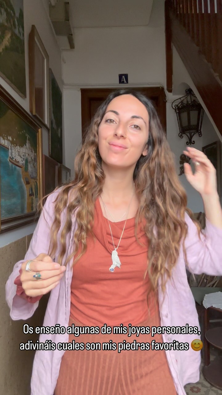 Creo que puedo decir que mis colores favoritos para joyas son los azules y verdes ❤️ Tanzanitas, ópalos, turmalinas, turquesas, topacios…los tuyos? 😊
Hace un tiempo todas mis joyas personales eran de latón, pero ahora me he vuelto adicta a la plata ✨
Éstos días me siento muy inspirada a pesar de haber cambiado mi rutina de los últimos 8 meses, en los que no tenía nada de tiempo para el taller más allá de hacer cosas para clase, curiosamente estos meses de clases y no tiempo estaba más inspirada que nunca con mil ideas. Al terminar las clases me quedé en un limbo, olvidando muchas de las ideas, y saturada de querer llevar a cabo todo lo que no pude hacer antes 🤭 me está costando la organización pero poco a poco voy direccionando.
El verano es ideal para crear pero las fundiciones cierran y eso bloquea un poco el proceso. La creatividad tiene un lenguaje y funcionamiento propio que hay que ir descubriendo para entenderlo ❤️ presente aquí y ahora en todo lo que hago, en todas las piezas que entrego 👐🏻
Cuáles son las piedras que más usas o las que te gustaría conocer o llevar puestas?
Abrazos!
#joyeria#jewelry#jewels#ancientjewelry#silverjewelry #silvercasting #handmadejewelry #handmade#inspiration #womeninspiringwomen #gemstones#gems#spiritual#spirituality #spiritualjourney #spiritualgrowth #yoga#yogaworld #yogi#yoginilife #meditation #retiroespiritual #creativity #consciousness #contemporaryjewelrydesign #contemporaryjewellery