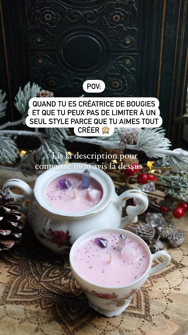 Certains artisans aiment créer uniquement des bougies sobres, blanches et minimalistes… certains aiment créer des trucs hyper colorés et fantastiques. D’autres encore préfèrent un branding plus nature, ambiance « herboriste ».
Et c’est vrai que quand on lance une marque en tant que créatrice, on veut créer un vrai univers: que notre clientèle reconnaît facilement et qui nous permet de faire sentir nos valeurs, notre personnalité, ! Et puis, il y en a parmi nous qui peuvent pas s’empêcher d’aimer plusieurs ambiances, plusieurs univers : (c’est mon cas 😬🙀🙈).
Genre j’aime tout, TOUT ! Comment rester cohérent alors ? Comment créer une marque, un branding et un ensemble de collections qui sont cohérentes ?
Vous me demandez souvent s’il faut choisir seulement un type de créa ou un univers en particulier.
Alors tout d’abord, je veux vous rappeler de ne pas forcément prendre exemple sur moi étant donné que je donne des formations, mon objectif dans mes créa est avant tout de vous montrer un large éventail de ce qui est possible avec les techniques que je transmets.
Par contre, si je voulais vendre une marque très forte et remarquable, je choisirais une identité précise et reconnaissable qui reflète l’ensemble des ambiances / valeurs et émotions que je veux transmettre avec les produits.
De cette façon tu ne te limites pas à une technique, mais cela te permet de garder un fil rouge dans la création de tes collections et dans la cohérence / cohésion entre tous tes produits.
Et puis si tu as peur d’être frustré.e/limité.e, rappelle-toi que cela ne t’empêches absolument pas de saisir les occasions des fêtes à thème spécifique pour sortir une collection capsule Limitée qui sort de tes habitudes ! En + ça t’aidera à te renouveler et voir ce que ta clientèle apprécie.
Donc mon sentiment c’est que quand j’arrive sur une boutique ou un Insta où je vois de tout dans tous les sens et que je ne ressens pas la personnalité de al créatrice / créateur ou l’ambiance de la marque, c’est ça qui me gêne le plus. J’ai envie de sentir à qui j’achète et naturellement, la clientèle va aussi se diriger vers un univers en particulier justement grâce à ça. 💕🫶 t’en pense quoi?