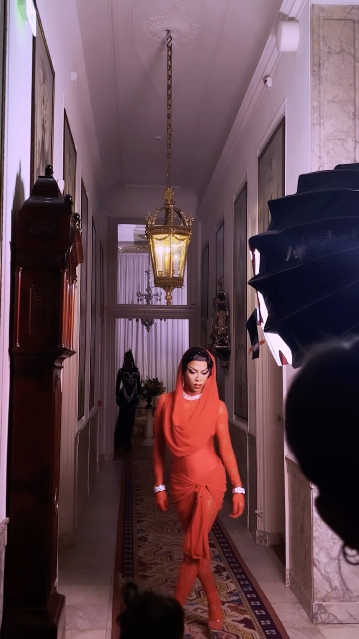 BTS Recap of last weeks amazing shoot for @houseofvineyard X @amsterdammuseum for their upcoming exhibition GRAND MARCH ‘A Historic House through a Ballroom Lens’ opening 1 december 🔥 Video coming soooon!
Recap by @claudia_bron
🎥🎬 @frame_it_ot @maja.silver @leandra_arjonajacobi