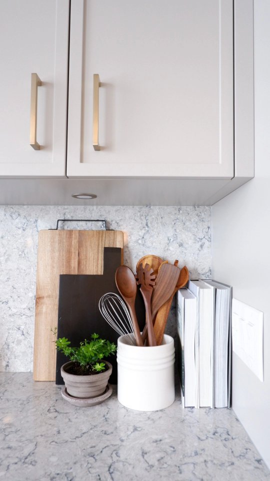 Sharing a kitchen styling moment.
Find a few key items to create a small vignette on your kitchen counter. Create visual appeal, display things that you would typically use such as, leaning one or two chopping boards or a piece of art, salt and pepper grinders and a potted herb plant. Keep it simple and clean, you don’t want to add too much, or it starts looking cluttered and we know how valuable our countertop spaces are.
#kitchenstyling #kitchen #kitcheninspo #inspiringkitchens
#interiorstyling #interiordesign #interiordecor #homedesign #interiordesigninspiration #stylingideas #calminteriors #kitchendesign #decorideas