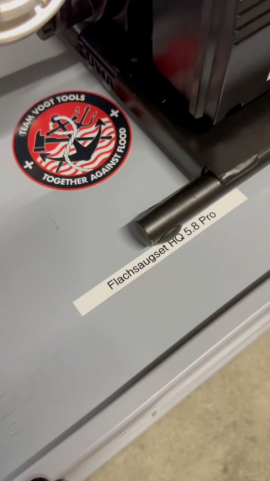 RESTLOS ABSAUGEN – nahezu wischtrocken? Mit unserer Flachsaugmatte kein Problem!
Unser Spezial-Flachsaugset HQ 5.8 Pro ist die ultimative Lösung für Hochwasser! Feuerwehr, Firmen und Notfallorganisationen schwören darauf. Die NIROSTAR 2000-C/PF Pumpe saugt bis zu 5'800 Liter pro Stunde und erreicht eine Saugtiefe von 7 Metern. Perfekt für die Restwasserentleerung!
#Hochwasserschutz #Feuerwehr #Notfallausrüstung #vogttools #Flachsaugmatte #Pumpe #Überschwemmung #Restwasser #Flachsaugset #Notfallhilfe #Edelstahlpumpe #Trockenlaufschutz #CStorzKupplung #Schmutzwasser #Heizöltanks #Eurobehälter #Wasserschaden #Kellerentwässerung #Hochleistungspumpe #Feuerwehreinsatz #Sicherheit #Flachdach #Zivilschutz #Armee #Hochwasser #Wischtrocken #Wasserschaden #Retter #Technikfreak
Hinweis:
Das Video im Reel zeigt die coole Funktionsweise und gibt Tipps zum Einsatz des Sets.😮