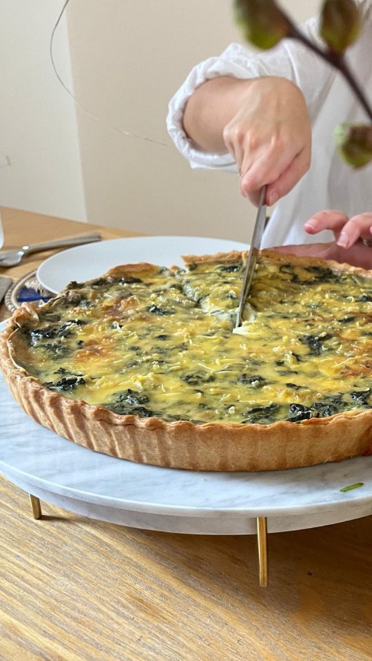 Saying goodbye to the last warm days of the year with a lovely quiche. Really liked the recipe realesed for the the King's Coronation back in May. Using the official recipe as a guide, I made some swaps to make it plant-based: Store-bought shortcruts pastry,@violife_foods cheesse, @oatly double cream and egg replacement. It came out really delicious and fluffy and so worth the try. Let me know thoughts!