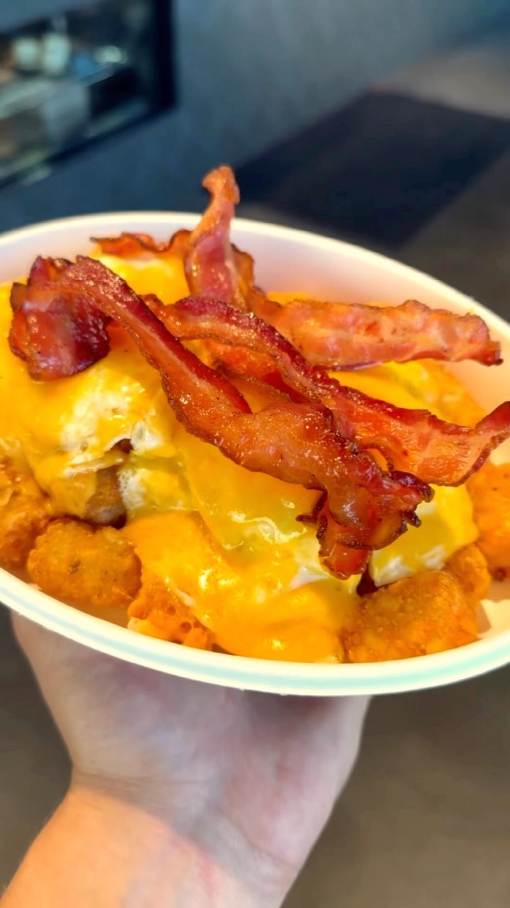 ☀️ Start your Thursday off with your favorite tot bowl.
🥪 You can turn any of our popular breakfast sandwiches into a tot bowl or build your own. 🍳 🥓 🧀
Let us know in the comments below your favorite way to enjoy tater tots. ⬇️
#crave #cravebeverly #Salemma #salemmass #salemmassachusetts #bostonfoodies #boston #bostonglutenfree #glutenfree #bostonfood #cafe #coffeeshop #tatertots #breakfast #cafenearme #breakfastfood #cravethis #tatertots #tots