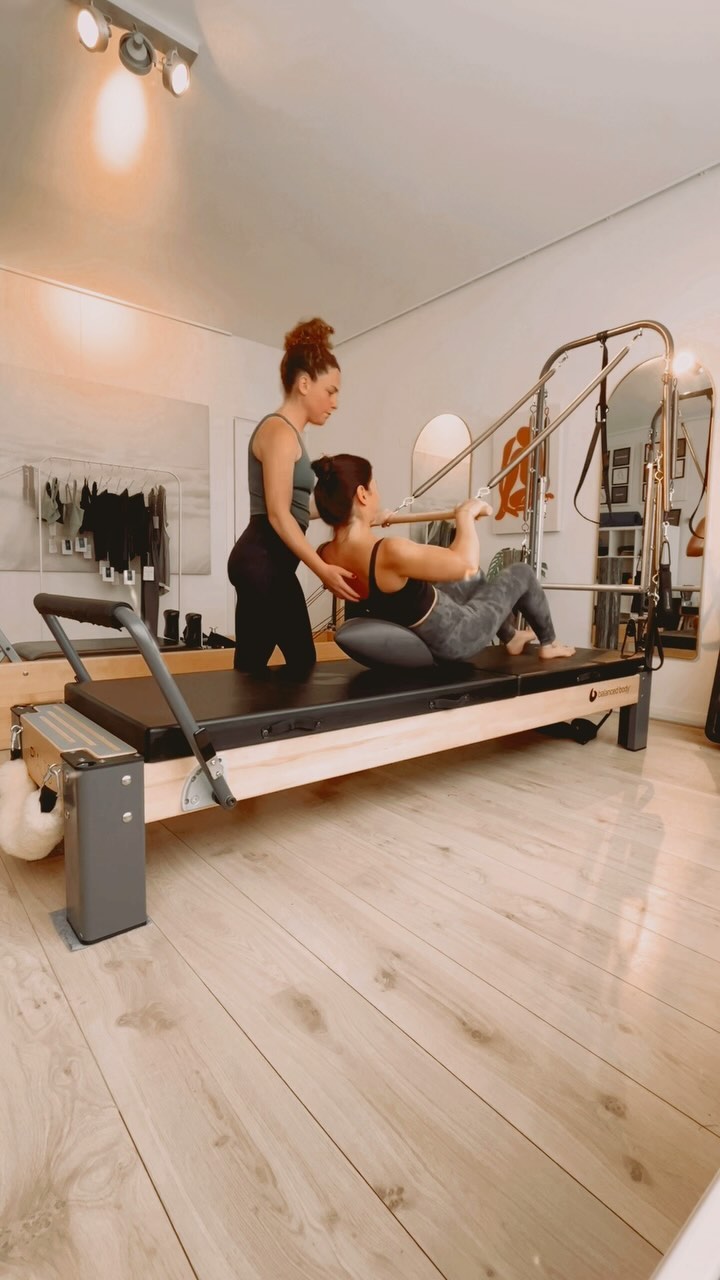 Here’s a sneak peek of the private studio classes! Expect lots of props, hands-on corrections, and precise attention to every detail.
#pilates #pilatesstudio #pilatesreformer #pilatestower #pilatesamsterdam #pilateslovers #pilatesinspiration