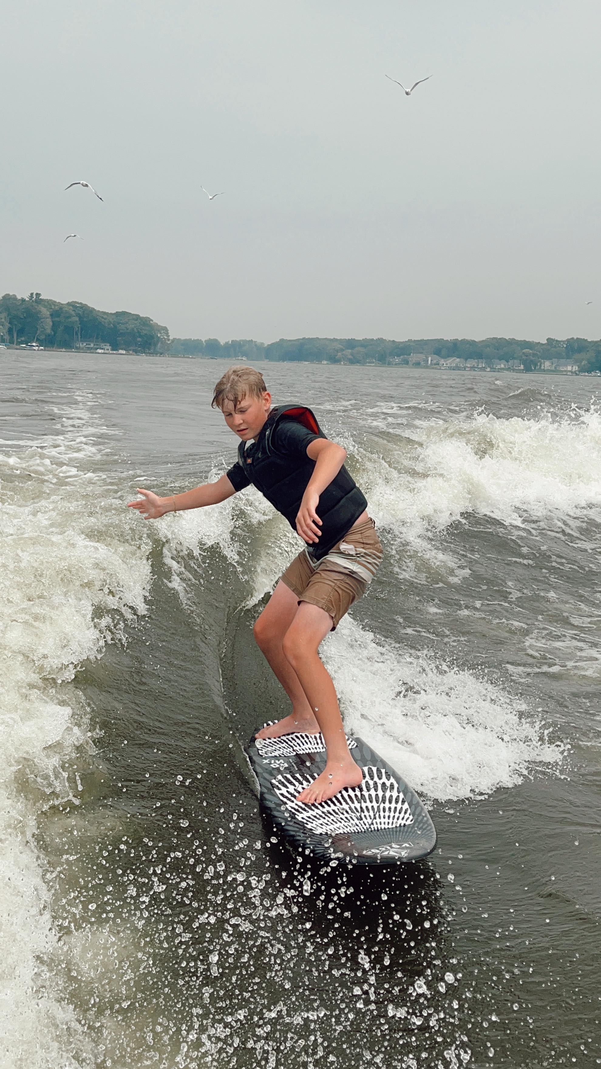 Caught the thrillseeker bug 🏄♂️ it took us out to the lake to catch some wake.
We have some exciting things in store this season - we have a feeling it’ll be thrilling!
Big thanks to @actionwaterhudsonville!
#ventureactionsports #thrillseekers #wakesurfing #catchsomewaves #waves #🌊