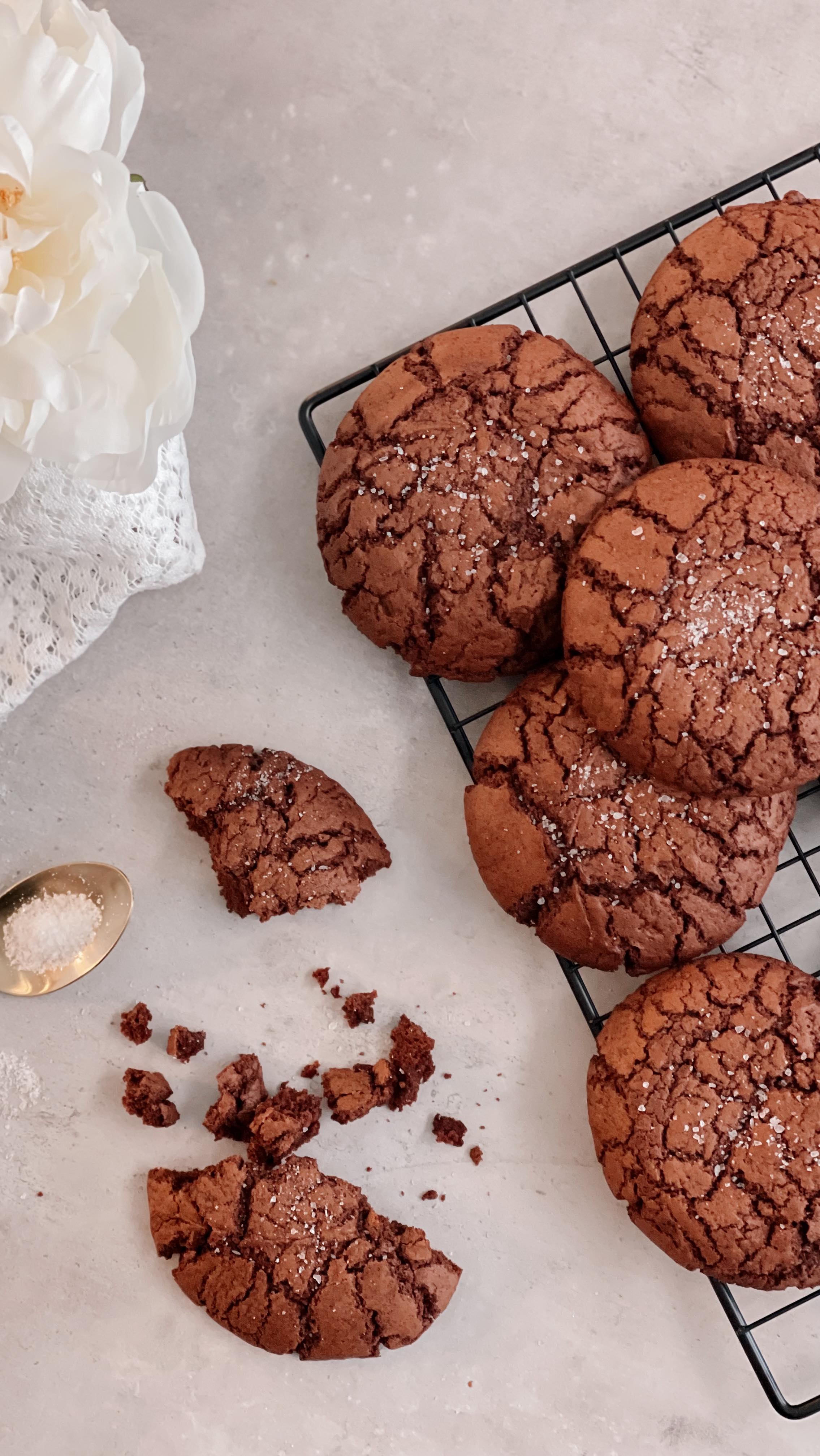 🍪 BROWNIE COOKIE 🍪
Dans la catégorie gourmandises absolues, je nomme les cookies façon brownie! 😍😍
Une des nombreuses tueries qui viendra agrémenter le tout nouveau webshop que je suis occupée à mettre en place!
Ca vous plaît ? Qu’aimeriez-vous pouvoir commander en ligne?