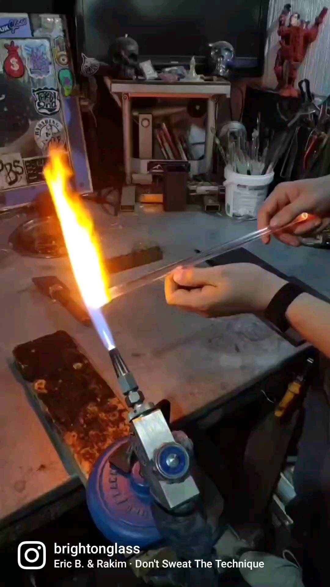 How hard do you have to blow to blow glass ? Let's find out.....Make your own Xmas bauble class every Saturday up til Christmas Or book a half day lesson šš„ #brightonglass #glassblowing #lampworking #glassofig #glass #glassart Brighton glass #bestofglass #newmakers #thingstodoinbrighton #brightonglassblowing #glassblowingintheuk #ukglass