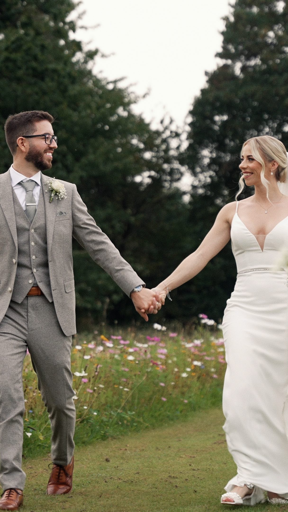Lauren and James // St Tewdrics House - Teaser Film
Venue // @sttewdricshouse
Photo // @dean_jones_photography
Mua // @kathrynkiftmakeupartist
Hair // @aw_bridal_hair
Flowers // @issyandbella
Band // @irockbanduk