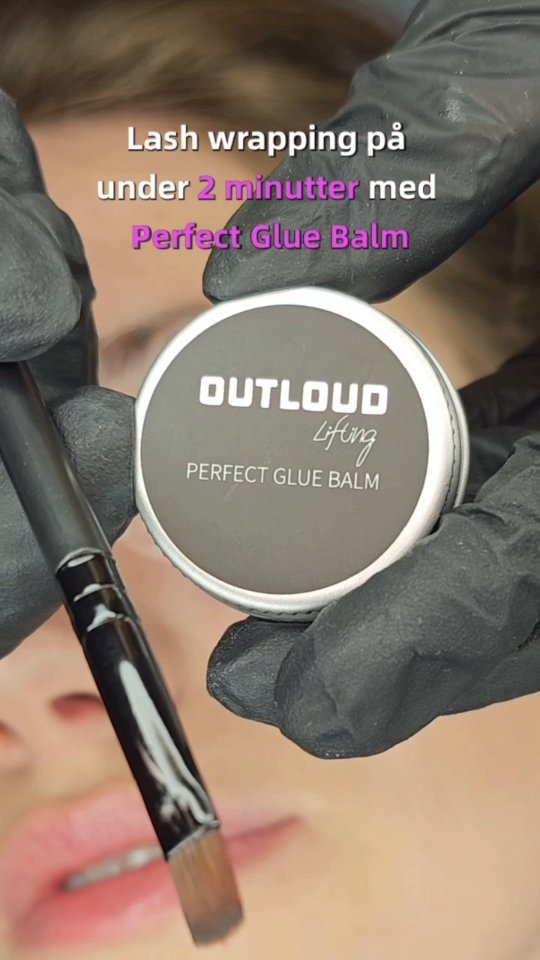 Lash wrapping på under 2 minutter med Perfect Glue Balm. 🖤
New Improved Formula.
Vi har lavet et par småjusteringer, så Perfect Glue Balm nu er endnu nemmere at arbejde med.
Vipperne slipper ikke som tidligere, men vi anbefaler fortsat at man bruger Optimizers sammen mef Perfect Glue Balm for det bedste resultat.
Vær opmærksom på, at trækketiden kan blive forlænget 1-2 minutter med Perfect Glue Balm. Lav derfor altid en vippetest under step 1, for at se om vippen er bearbejdet nok, inden du fjerner step 1.